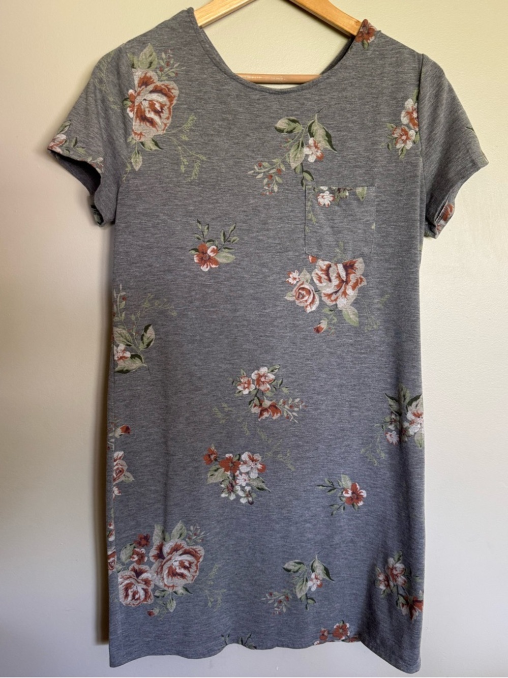 Maurices 24/7 Floral T-Shirt Dress Medium Gray Pocket Short Sleeve Casual